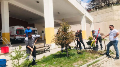 Tercan Devlet Hastanesi personeli, hastane bahçesinde gerçekleştirdiği fidan dikimi ve