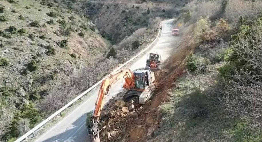 Kemaliye Belediyesi’nin girişimleriyle, sürücüler açısından risk taşıyan Dutbeli mevkiinde yol