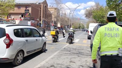 Erzincan’da trafik ekipleri, elektrikli bisiklet ve scooter kullanıcılarını yakın markaja