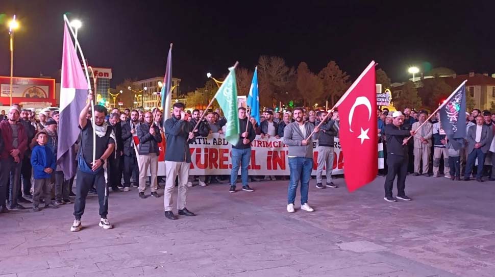 Erzincan’da binler, Filistin’deki zulme karşı bir araya geldi. Terzibaba Camii’nden