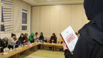 Erzincan Öğrenci Yurdu’nda düzenlenen “Peygamber ve Zarafet Atölyesi” etkinliğinde öğrenciler,