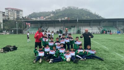 Erzincan’ı temsil eden Müşir Zeki Paşa Ortaokulu futbol takımı, Giresun’daki