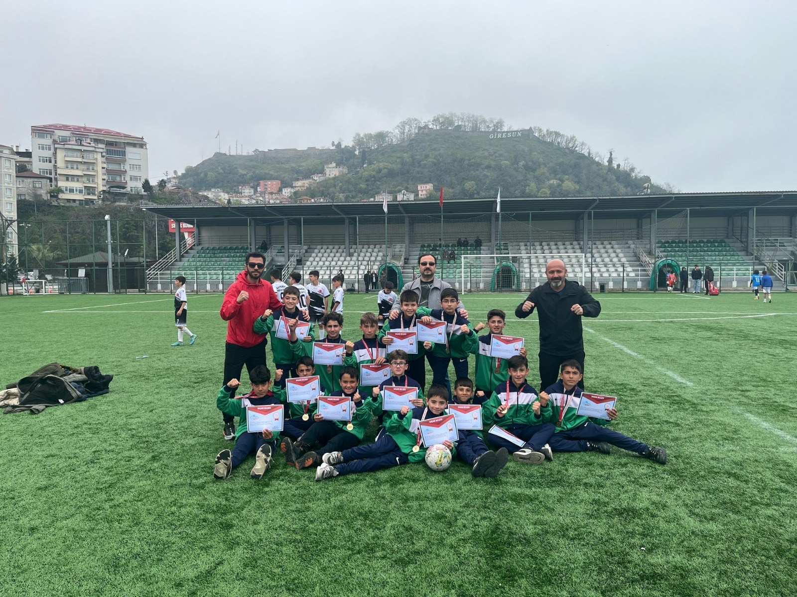 Erzincan’ı temsil eden Müşir Zeki Paşa Ortaokulu futbol takımı, Giresun’daki