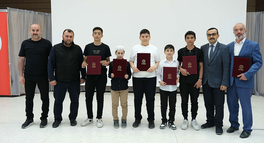 Erzincan’da 23 hafız öğrencinin başarıları, Müftülük Konferans Salonu’nda düzenlenen duygusal