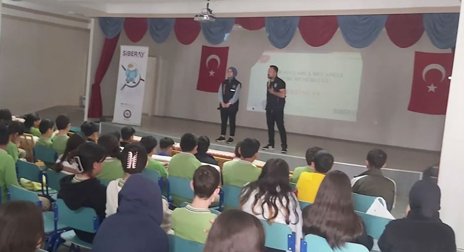 Erzincan Şehit Er Süleyman Aydın Ortaokulu’nda, öğrencilere yönelik internetin doğru
