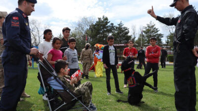 Erzincan İl Jandarma Komutanlığı, 23 Nisan’a özel düzenlediği etkinlikte öğrencileri