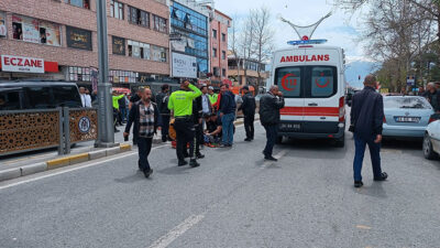 Erzincan’da yolun karşısına geçmek için yola çıkan bir kişiye otomobil