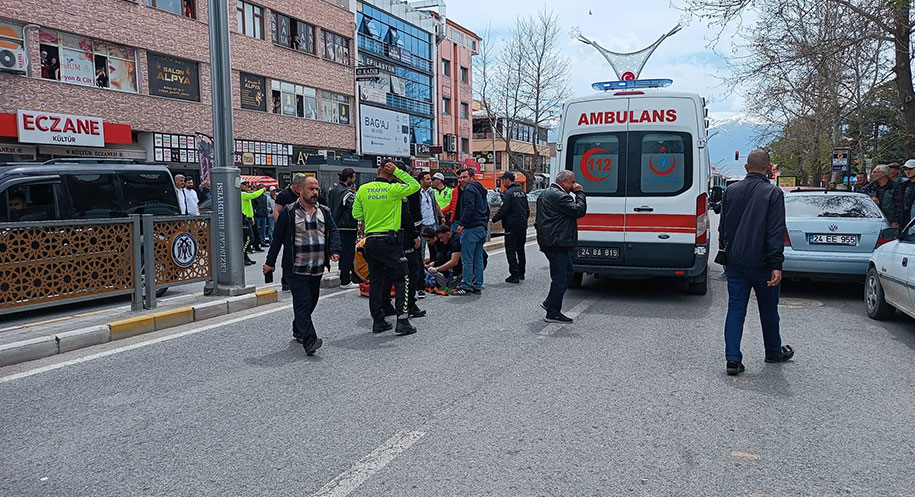 Erzincan’da yolun karşısına geçmek için yola çıkan bir kişiye otomobil