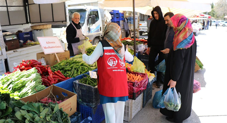 2025 Aile Yılı” kapsamında Erzincan Halk Pazarı’nda uygulanan özel indirimler,