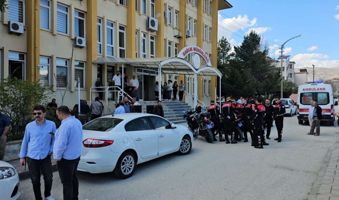 Erzincan İl Sağlık Müdürlüğü’nde görevli bir kadın personel, silahlı bir
