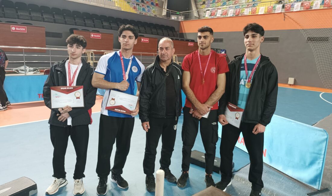 Trabzon’da düzenlenen Okul Sporları Bilek Güreşi Grup Yarışmaları’nda Erzincanlı genç