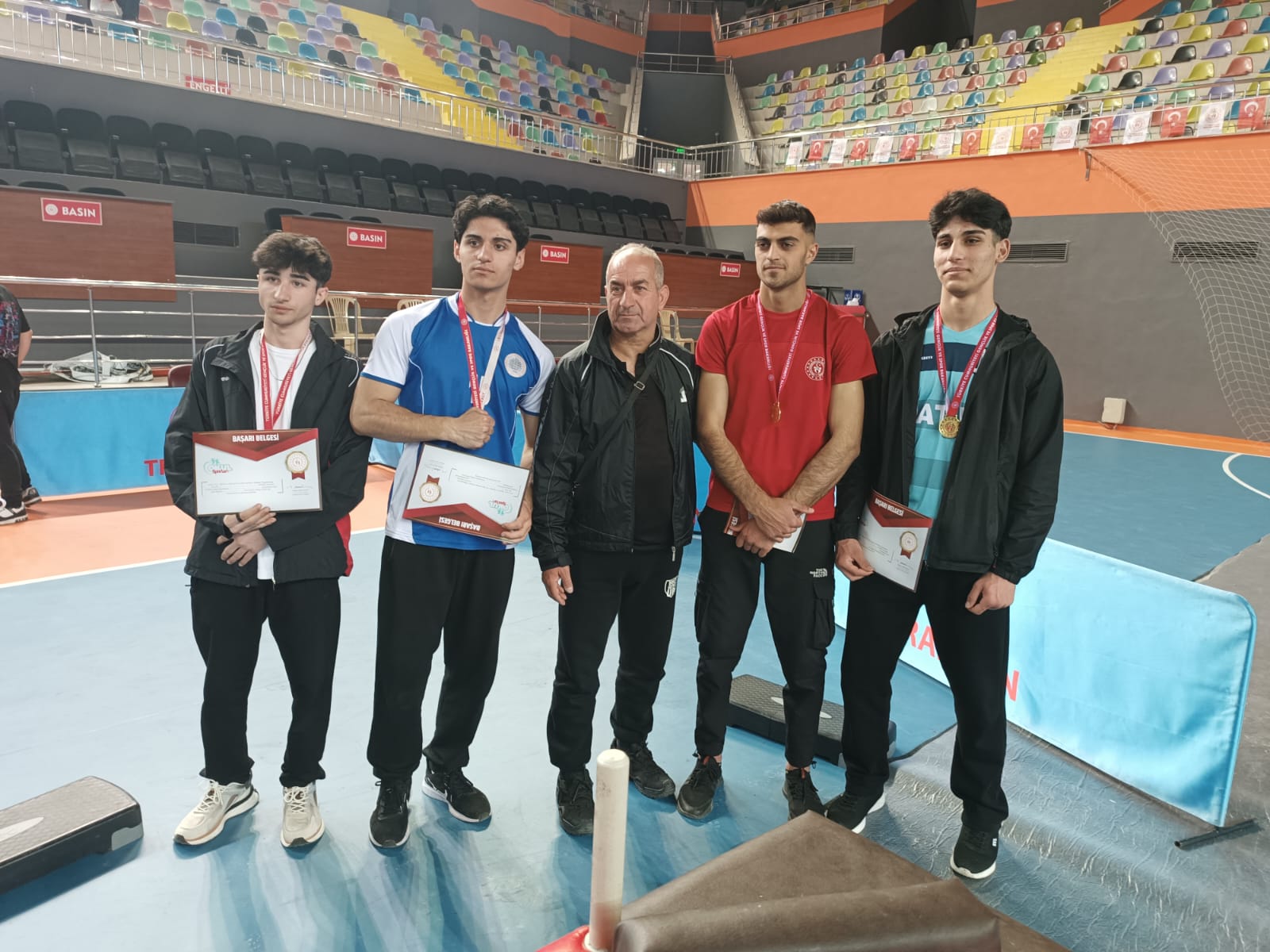 Trabzon’da düzenlenen Okul Sporları Bilek Güreşi Grup Yarışmaları’nda Erzincanlı genç