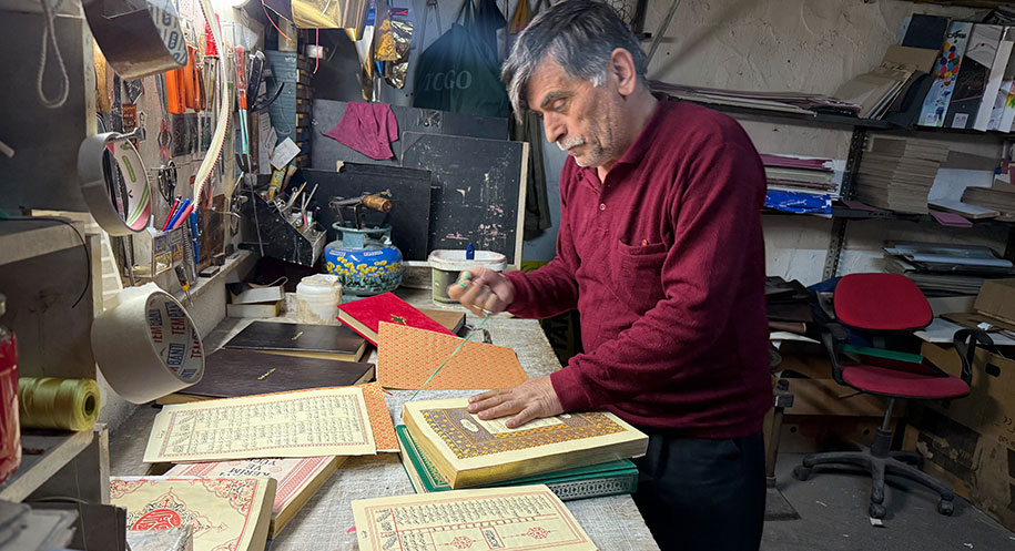 Yarım asırdır Erzincan’da ciltçilik mesleğini sürdüren 62 yaşındaki Orhan Ersu,