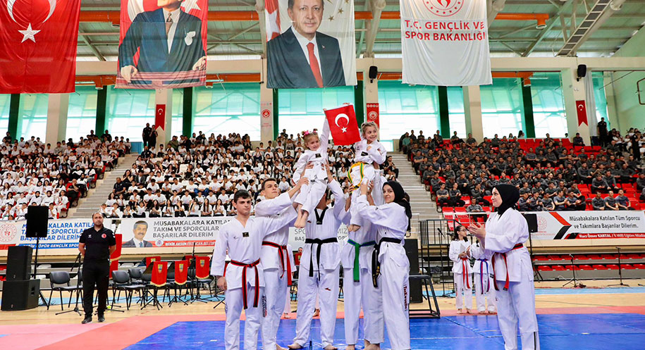 19 Mayıs Atatürk’ü Anma Gençlik ve Spor Bayramı Erzincan’da düzenlenen