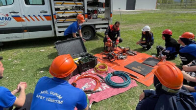 Erzincan AFAD, üniversite öğrencilerine yönelik düzenlediği uygulamalı eğitimde afet ve