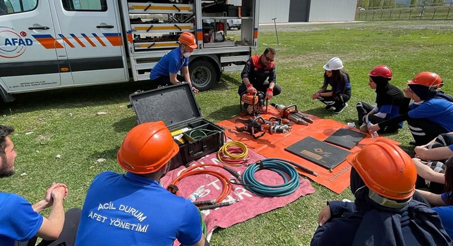 Erzincan AFAD, üniversite öğrencilerine yönelik düzenlediği uygulamalı eğitimde afet ve