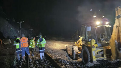 Erzincan’da etkili olan sağanak yağışın ardından meydana gelen heyelan, demir