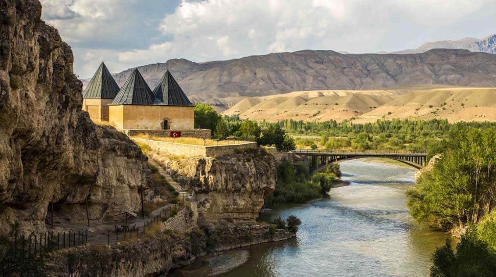 Erzincan, Ortaçağ’da medeniyetlerin kavşağı, savaşların ve barışın merkezi! Dr. Kemal
