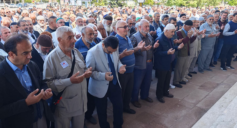 Erzincan’dan 190 hacı adayı, dualarla ve ilahilerle Terzibaba Camii’nden uğurlandı!