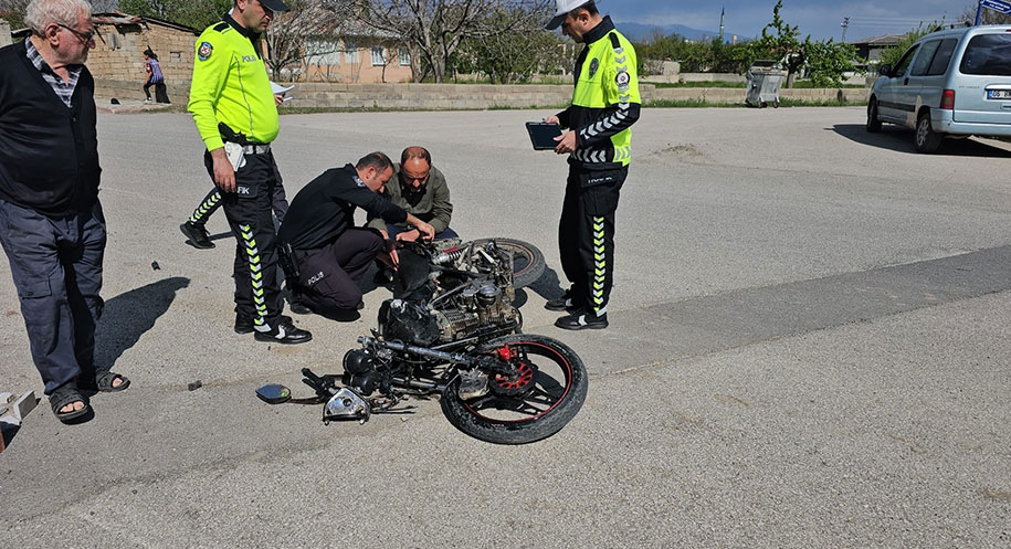 Erzincan’da hafif ticari araçla çarpışan motosikletin sürücüsü, kaldırıldığı hastanede yapılan