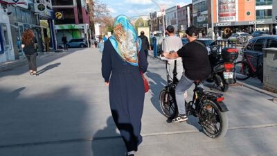 Erzincan’ın Halitpaşa, Fevzipaşa, 13 Şubat ve Ordu caddelerindeki kaldırımlarda hızla