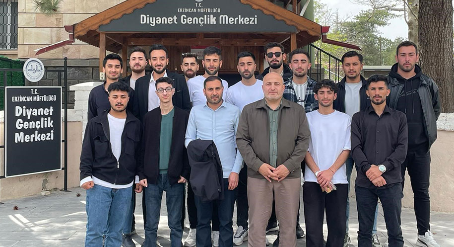 Erzincan Müftülüğü’nün düzenlediği Gençlik Buluşmaları kapsamında İliç’li öğrenciler, manevi ziyaretler