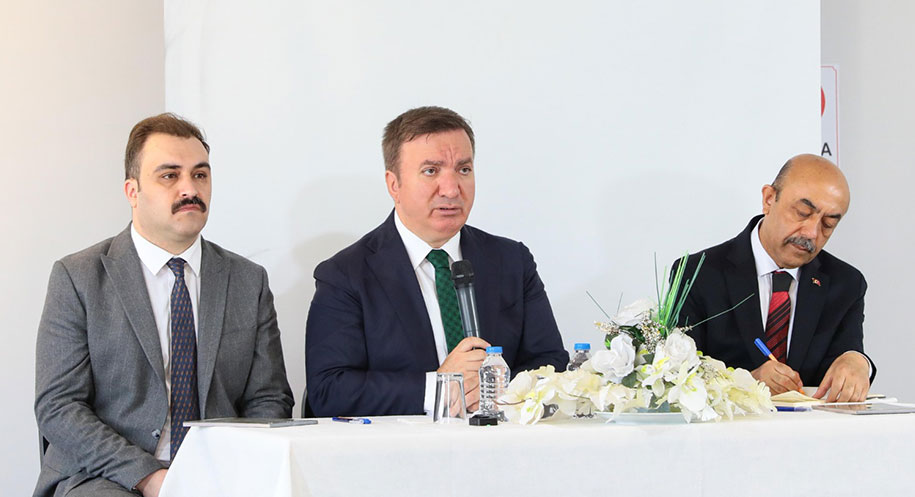 Erzincan Valisi Hamza Aydoğdu, Çayırlı ilçesinde öğretmenlerle bir araya gelerek,