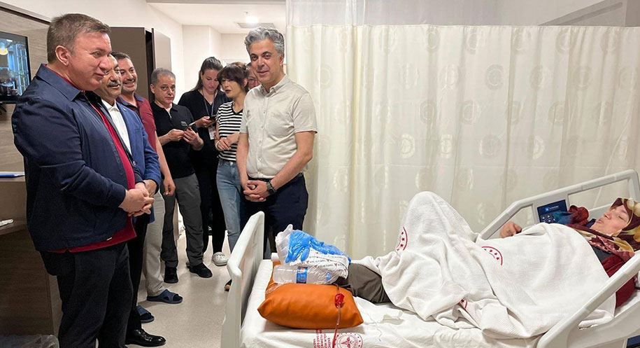 Erzincan Valisi Hamza Aydoğdu, EBYÜ Mengücek Gazi Hastanesi’nde hastaları ve