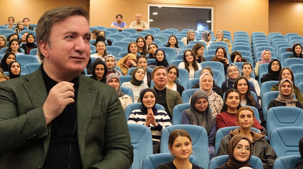 Erzincan Valisi Hamza Aydoğdu, KYK Kız Yurdu’nda öğrencilerle bir araya
