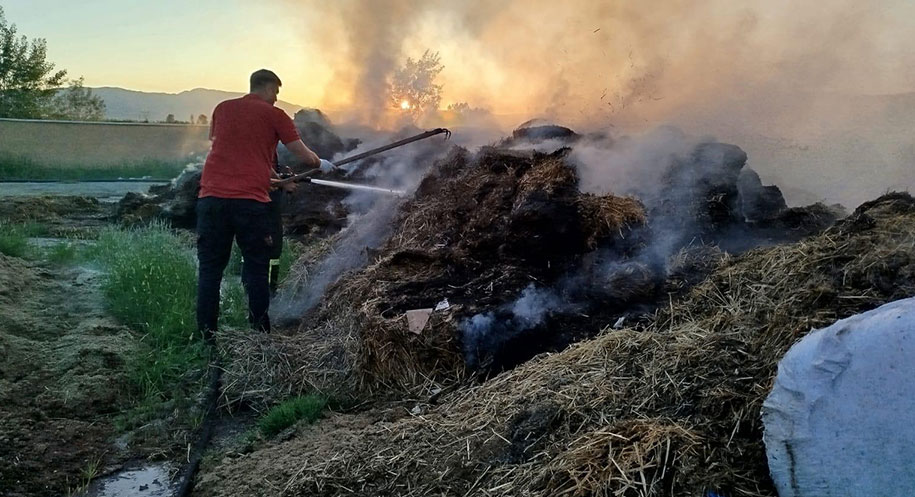Erzincan’da meydana gelen olayda, bir evin bahçesinde bulunan saman yığınında