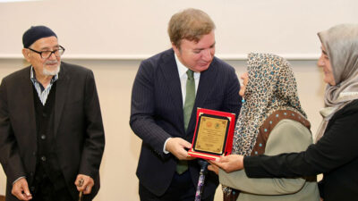 Erzincan’da “Büyük Aile Buluşması”nda 24 örnek aile onurlandırıldı. Vali Aydoğdu’nun