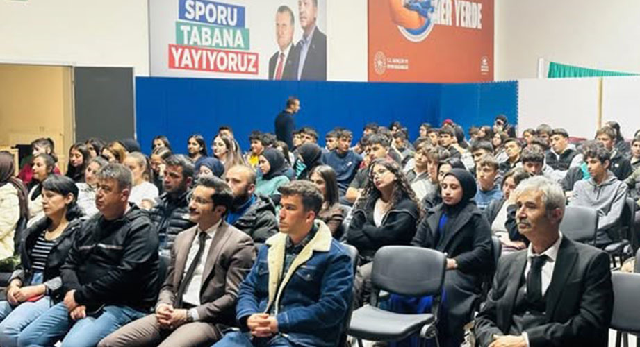 Refahiye’de düzenlenen söyleşi programında yazar Sinan Yağmur, Aşık Veysel’in hayatını