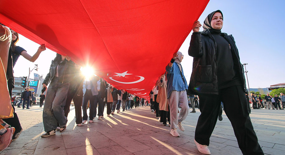 Erzincan’da 19 Mayıs coşkusu, 600 metre uzunluğundaki Türk bayrağıyla düzenlenen