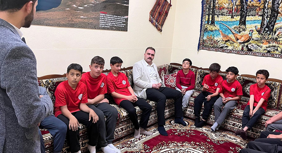 Çayırlı’da “Değer Erzincan” projesi kapsamında öğrencilere Peygamberimizin hayatı anlatıldı. Çayırlı