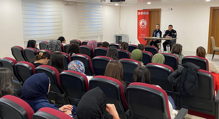Refahiye İlçe Emniyet Müdürlüğü, “Kariyer Günleri Projesi” kapsamında SYDV Kız