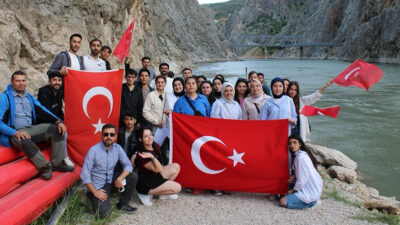 Gençlik Haftası etkinlikleri kapsamında Kemaliye’de düzenlenen tekne turu, gençler ve
