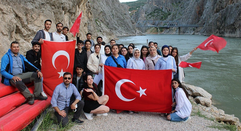 Gençlik Haftası etkinlikleri kapsamında Kemaliye’de düzenlenen tekne turu, gençler ve