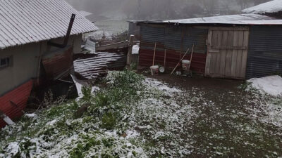 Erzincan’da günlerdir aralıklarla etkili olan sağanak, yüksek kesimlerde yerini kara