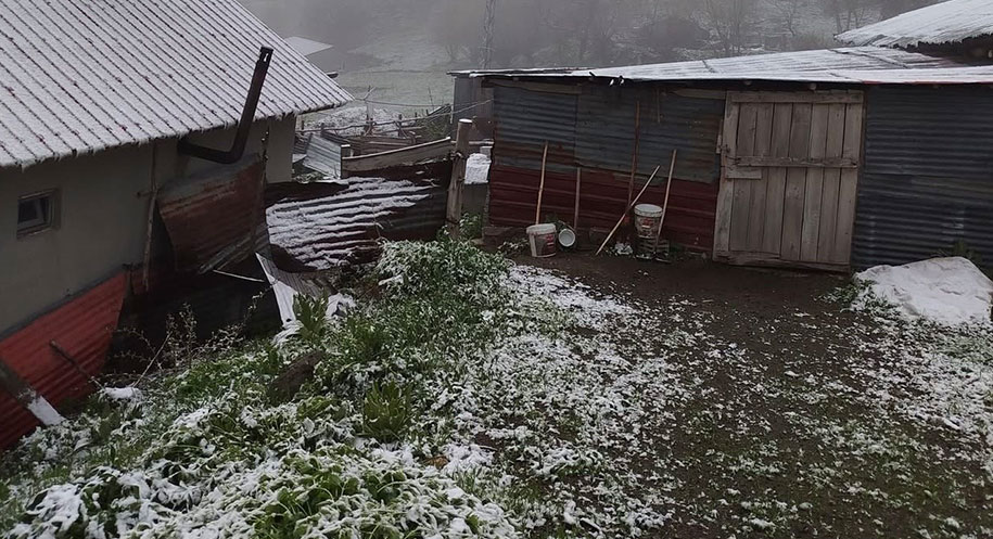 Erzincan’da günlerdir aralıklarla etkili olan sağanak, yüksek kesimlerde yerini kara