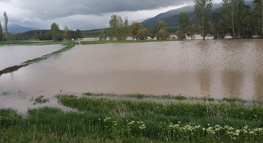 Erzincan’ın Tercan ilçesinde etkili olan sağanak yağışlar sonrası Karasu Nehri