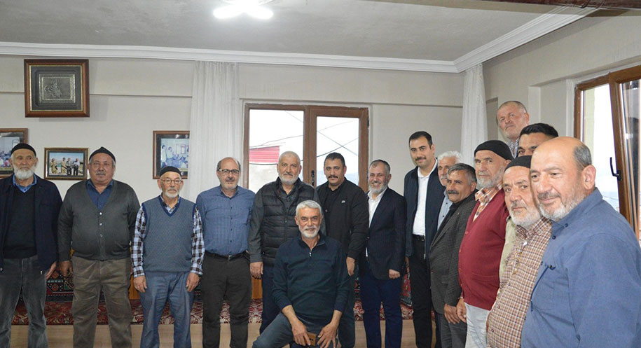 Kemah Kaymakamı Ökkeş Safa Türkoğlu, beraberindeki heyetle birlikte köy ziyaretleri