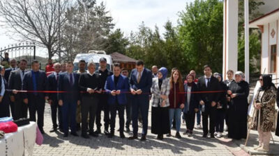 Kemah Aile Destek Merkezi, kursiyerlerin el emeği ürünlerini sergileyerek ilçe