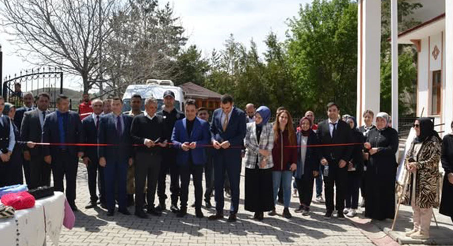 Kemah Aile Destek Merkezi, kursiyerlerin el emeği ürünlerini sergileyerek ilçe