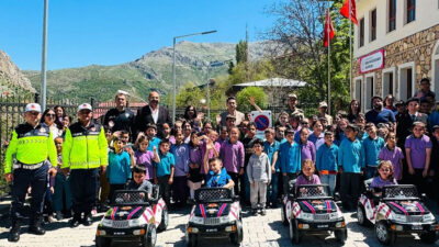 Kemaliye’de minik öğrencilere trafik bilinci kazandırıldı. Kaymakam İlhan Kayatürk’ün de