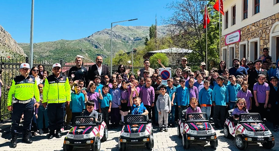 Kemaliye’de minik öğrencilere trafik bilinci kazandırıldı. Kaymakam İlhan Kayatürk’ün de