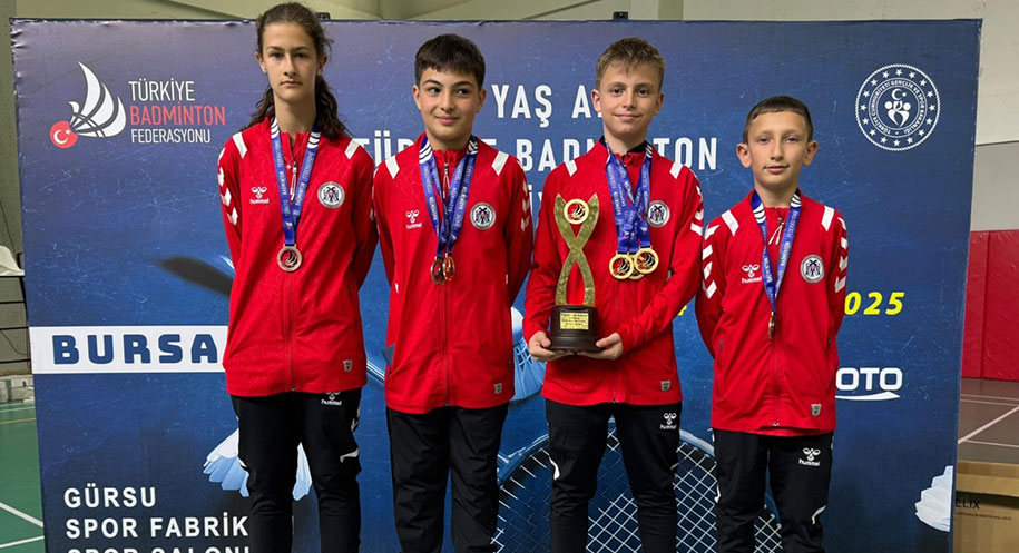 Erzincan İl Özel İdaresi Spor Kulübü’nün U13 Badminton Takımı, Bursa’da