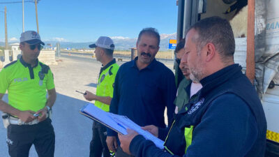 Kurban Bayramı öncesi Doğu Anadolu’dan batıya taşınan kurbanlık hayvanlar, Erzincan’daki