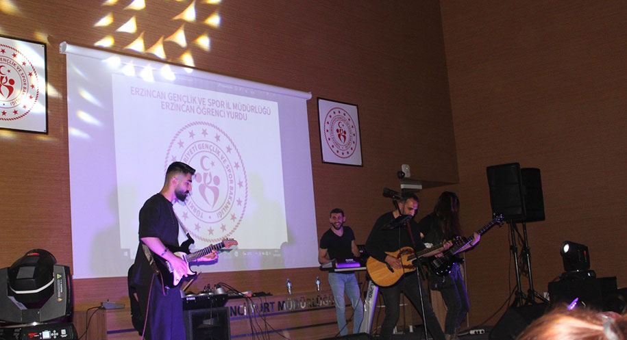 Erzincan’da Gençlik Haftası, gençlerin doyasıya eğlendiği unutulmaz bir konserle son