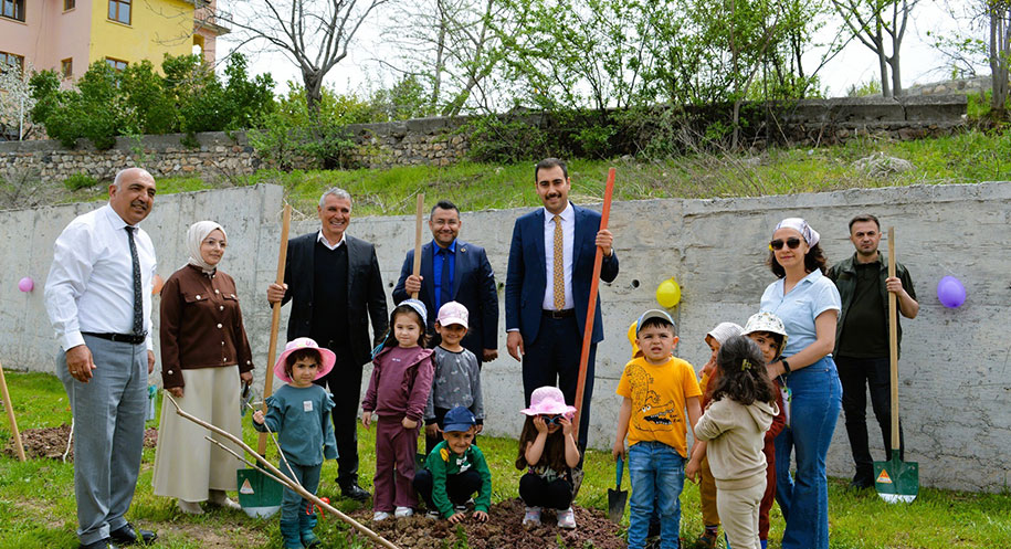 Kemah Hacı Kamer Torun Anaokulu’nda, çevre bilincini artırmak amacıyla fidan