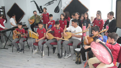 Erzincan’da 16 ortaokulda kurulan müzik sınıfları sayesinde öğrenciler birden fazla
